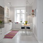 Alfombra de colores sobre un piso de cocina blanco