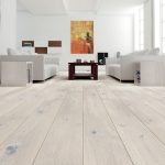 Pinturas brillantes en un interior blanco.