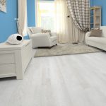 Paredes azules y piso de luz en la habitación