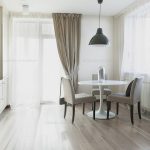 Cortinas de café en la cocina.