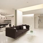 Sofá marrón en un interior blanco