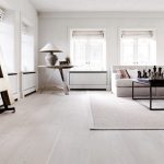 Ajedrez sobre la mesa junto al sofá