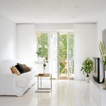 Focos en un interior blanco