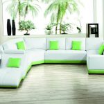 Sofá blanco y verde en el interior.