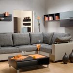 Interior gris con decoración naranja.