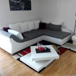 Mesa original cerca del sofá