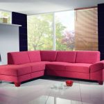 Interior en blanco y negro con diseño rosa