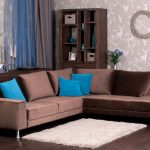 Almohadas azules y marrones en el sofá
