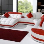 Sofá rojo y blanco en el interior.