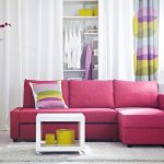 Sofá morado en el interior de una habitación blanca