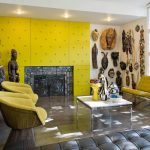 Ídolos africanos y máscaras en la sala de estar