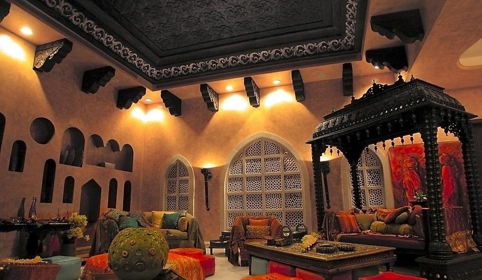 Hindi pangkaraniwang sofa sa sala