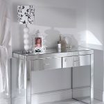 Lámpara y foto sobre la mesa