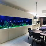 Acuario en el interior del comedor