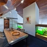 Interior de madera con acuario.