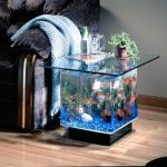 Mesa de acuario cerca del sofá