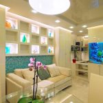 Hermoso acuario en la sala de estar