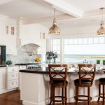 Cocina con interior blanco.