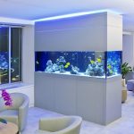 Elegante acuario en la sala de estar