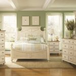 Muebles brillantes en el dormitorio