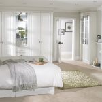 Interior de dormitorio con muebles blancos como la nieve.