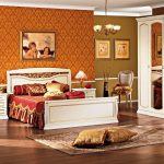 Dormitorio con elegantes muebles blancos