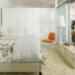 Muebles blancos en el dormitorio