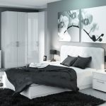 Cuadro modular sobre la cama