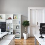 Gabinete con muebles blancos