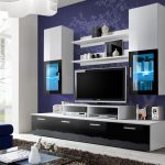 Muebles blancos en una pared azul