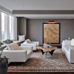 Salón gris interior con muebles blancos