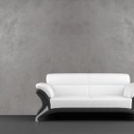 Sofá blanco contra una pared gris