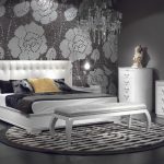 Interior de dormitorio gris con hermosos muebles blancos.