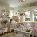 Salón de estilo provenzal con muebles blancos.