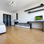 Paredes blancas y muebles en el interior