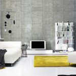 Muebles blancos y alfombra amarilla en el interior.