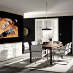 Comedor con muebles blancos.