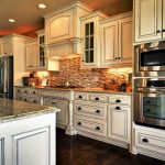 Muebles brillantes en la cocina