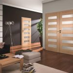 Puertas del mismo diseño en la habitación.