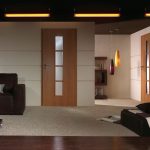 Iluminación interesante en la habitación.