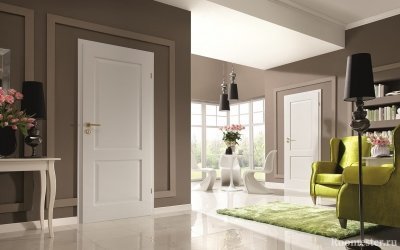 El color del piso y las puertas en el interior: una combinación de tonos