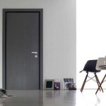 Puerta gris y paredes claras
