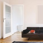 Parquet y puerta blanca
