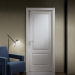 Sillón con una lámpara en la puerta.