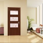 Puerta con motivos en el interior.