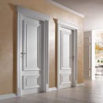 Puertas blancas en el interior.