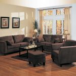 La combinación de muebles oscuros y paredes claras.
