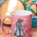 Familia conejo en una taza