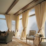 Cortinas y persianas en las ventanas de la sala.