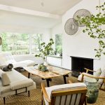 Salón blanco con chimenea